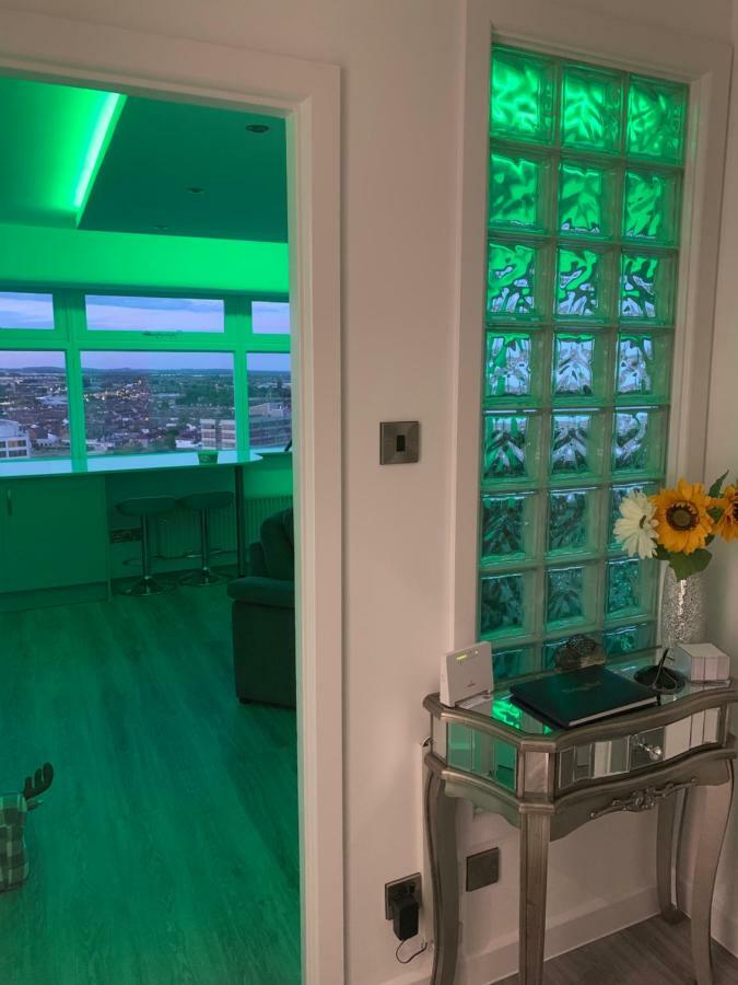 Luxury Panoramic Balcony Swindon Central Екстер'єр фото