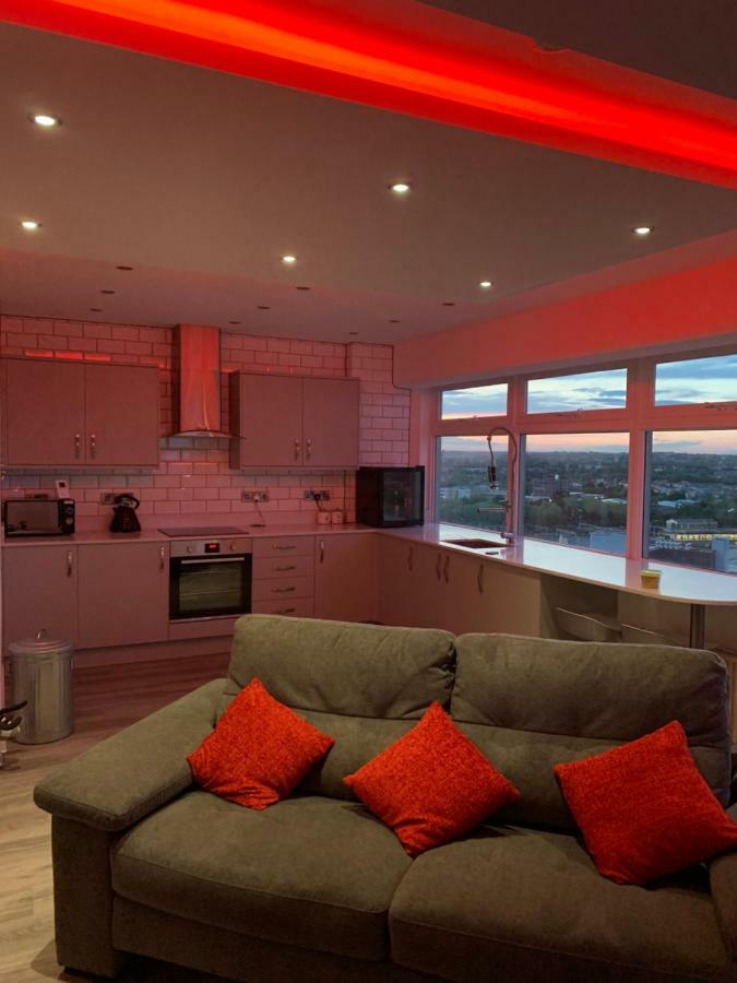 Luxury Panoramic Balcony Swindon Central Екстер'єр фото
