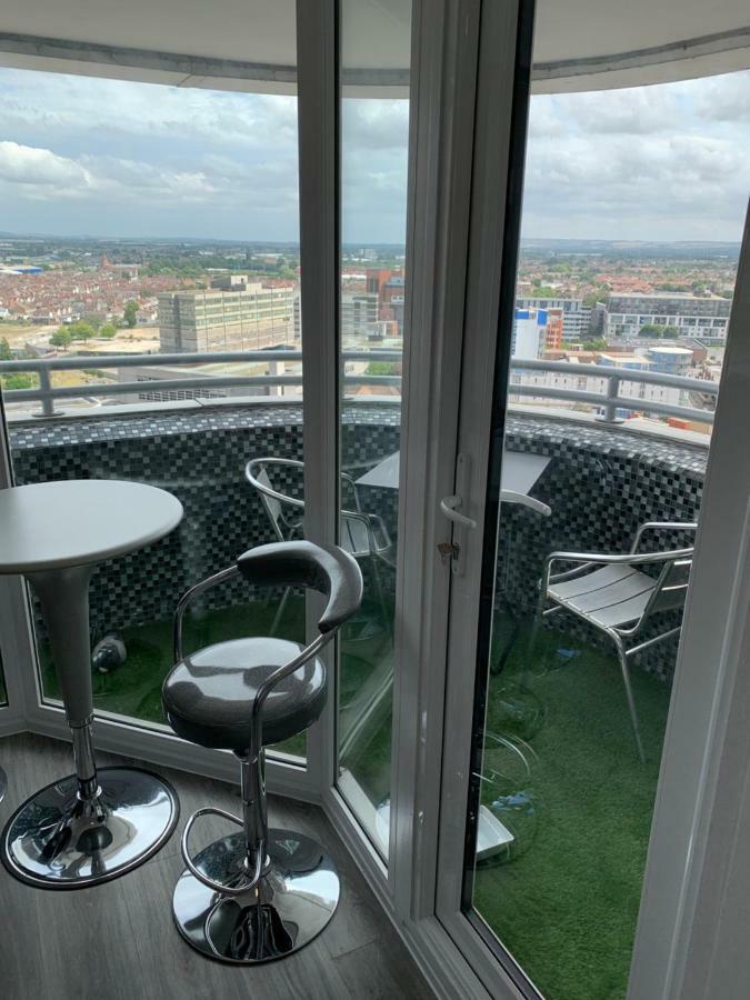 Luxury Panoramic Balcony Swindon Central Екстер'єр фото
